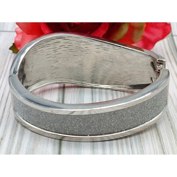 Silver Tone Hinged Wave Bangle Bracelet Mirrored Shimmer Center - Picture 2 of 12